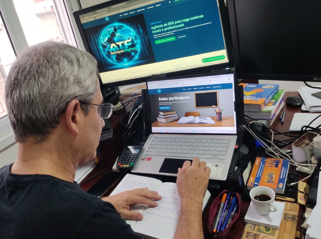 Site para divulgar aulas particulares na prática: site de professor aberto no notebook